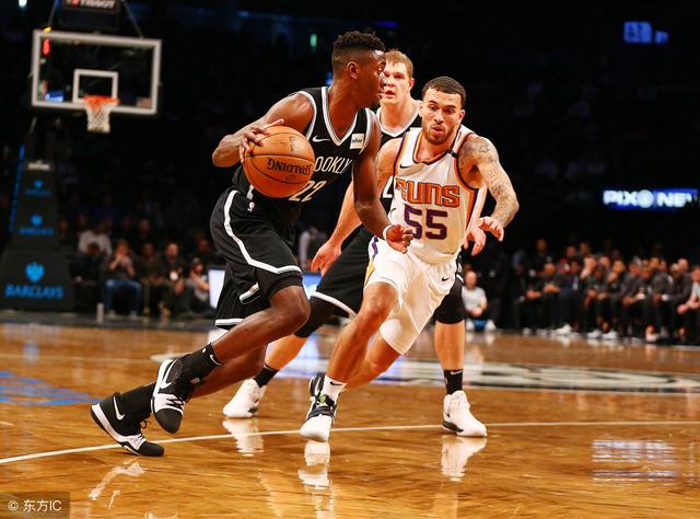 英超日本国脚与战犯照片合影，其俱乐部比赛在中国照常直播引球迷不满，咪咕客服回应