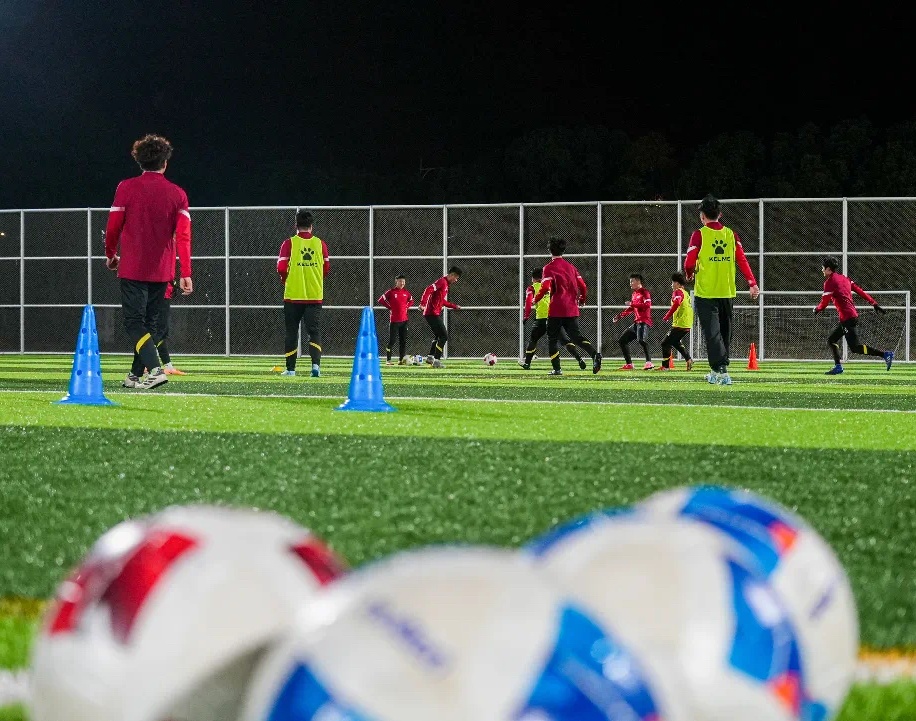 再战发展联盟！赛前杨瀚森与队友一同观看录像